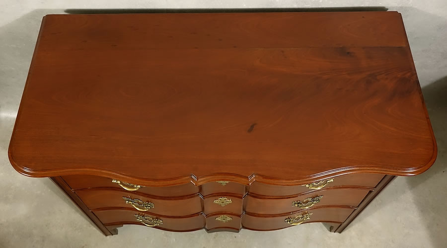 Commode de port Louis XIV en acajou massif, vue du plateau